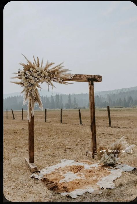 Western Wedding Ceremony Decor, Western Wedding Ceremony, Western Ceremony, Western Wedding Inspiration, Boho Mountain Wedding, Ceremony Arch Ideas, Outdoor Mountain Wedding, Western Wedding Decorations, Luxury California