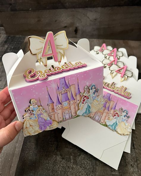 Disney Princess Favor Boxes! Make these boxes extra special by adding your favorite Disney Princess or matching them with your party theme! Then, fill them with your favorite treats and you're all set for a magical celebration! #susweetcraft #papeleriacreativa #papercut #creativeprocess #partyideasdecor #candybarparty #smallbusiness #etsyseller #availablenow #availableonetsy #partydecorations #partyfavors #fiestastematicas #fiestasinfantiles #birthdayparty #princessparty #PersonalizedPar... Disney Princess Favor Boxes, Disney Princess Table Setting, Princess Ivy, Disney Party Decorations, Princess Birthday Party Ideas, Princess Favors, Kids Packaging, Favorite Disney Princess, Princess Theme Birthday