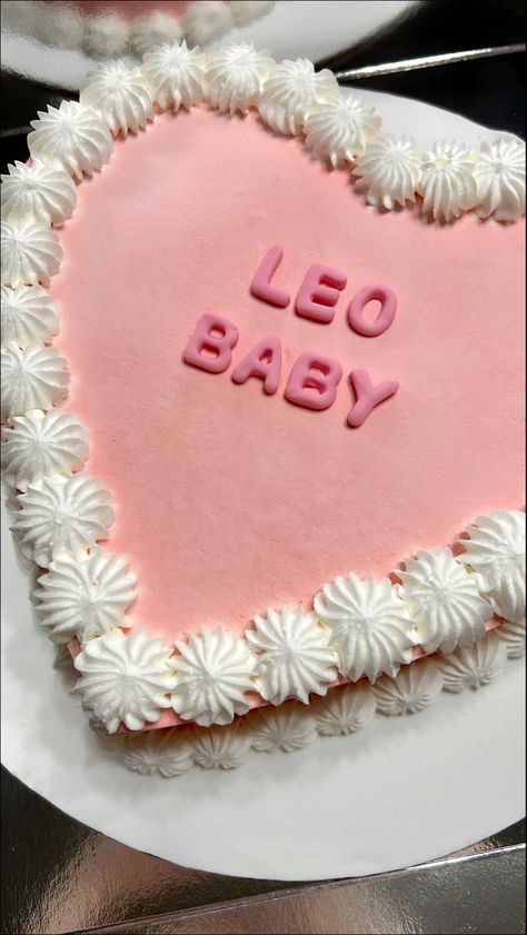 Birthday Cake Leo, Birthday Cake For Girl, 27th Birthday Cake, 27 Birthday Ideas, Moon Reading, Custom Birthday Cakes, Funny Birthday Cakes, Leo Birthday, Mini Cakes Birthday