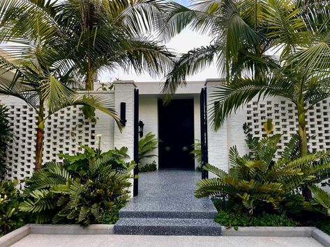 midcentury modern landscape ideas 04 Mid Century Modern Florida Landscaping, Mid Century Garden Landscaping, Miami Landscaping, Retro Home Aesthetic, Mid Century Courtyard, Midcentury Landscaping, Midcentury Garden, Florida Landscape Design, Modern Tropical Garden