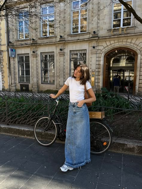 Spring Outfits Denim Skirt, Long Denim Skirts Outfit, Light Denim Maxi Skirt Outfit, Blue Jean Maxi Skirt Outfit, Colored Skirt Outfits, Jean Skirt Midi Outfits, Outfits With Maxi Skirts Summer, Tshirt Skirt Outfit Casual, Outfit Ideas With Maxi Skirts