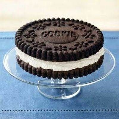 Chocolate Sandwich Cookie Cake by Williams-Sonoma @keyingredient #cake #dessert #sandwich #quick #chocolate Giant Oreo Cake, Oreo Recipes Easy, Giant Cookie Cake, William Sonoma Recipes, Oreo Cookie Cake, Sandwich Cookie, Cake Pan Set, Giant Cookie, Oreo Recipes