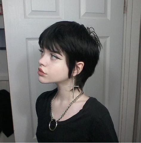 Shot Hair, Gothic Hairstyles, Mullet Haircut, Goth Hair, Hair Inspiration Short, Punk Hair, Shot Hair Styles, Alternative Hair, Mullet Hairstyle