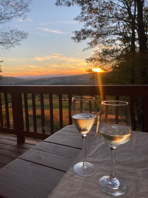 Cottage Getaway Aesthetic, Sunset Wine Aesthetic, Romantic Cabin Getaway Aesthetic, Luxury Cabin Aesthetic, Family Cabin Aesthetic, Lakeside Cabin Aesthetic, Tennessee Cabin Aesthetic, Cabin Aesthetic Summer, Cabin Getaway Aesthetic