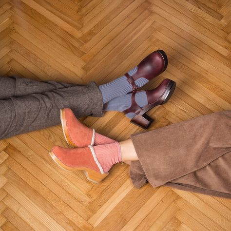 Mule Clogs Outfits, Swedish Clogs Outfit, Clog Fashion, Clogs Outfits, Clog Mules, Clogs Outfit, Swedish Clogs, Clog Boots, Clogs Style