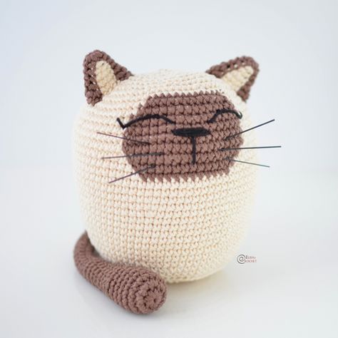 Cat Door Stopper Free Crochet Pattern By Elisa's Crochet Doorstop Pattern, Tops A Crochet, Crochet Pattern Cat, Beau Crochet, 2024 Ideas, Cat Amigurumi, Pattern Cat, Bowl Cozy, Crochet Kitchen