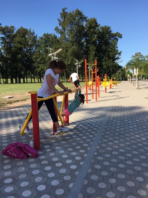 Gimnasios al aire libre #juegos #plazas Fitness Park, Outdoor Gym, Outdoor Fitness, Outdoor Workouts, Chandeliers, Gym