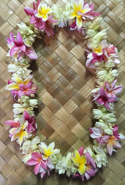 Paper Flower Lei, Hawaiian Lays Flowers, Hawaiian Leis, Hawaiian Flower Garland Diy, Hawaii Leis, Hawaiian Necklace Flower Diy, Hawaiian Flower Arrangements, Frangipani Wedding, Hawaiian Necklace Flower