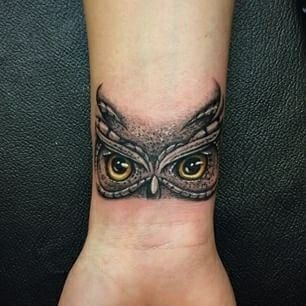 Common Tattoos, Wrist Tattoo Cover Up, Petit Tattoo, Owl Tattoo Design, Geniale Tattoos, Tattoo Cover-up, Tattoo Designs And Meanings, Owl Tattoo, Eye Tattoo