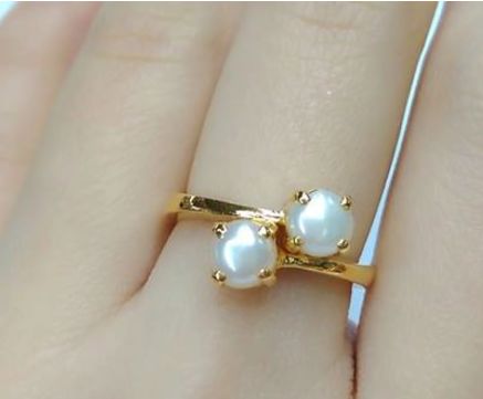 Pearl Finger Ring Designs, Ring Designs Gold, Pearl Finger Ring, Happy Personality, Gold Stone Ring, Emerald Ring Design, Stone Ring Design, Evergreen Flowers, Unique Gold Rings