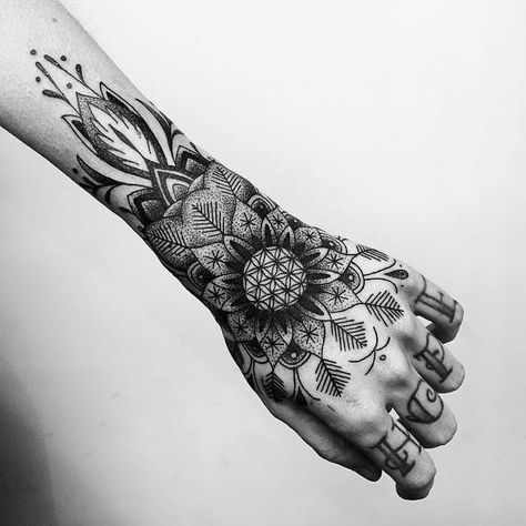 Bring Me The Horizon mandala tattoo by Tom Gapez #bringmethehorizon #bmth #mandala #sempiternal #tattoo #TomGapez Jewerly Tattoo, Flower Of Life Tattoo, Mandala Hand Tattoos, Tattoo Zeichnungen, Geniale Tattoos, Mandala Tattoo Design, Line Art Tattoos, Tattoo Life, Hand Tattoo