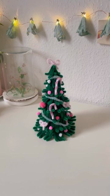 Pip Cleaner Christmas Tree, How To Make A Mini Christmas Tree, Mini Christmas Decorations Diy, Aesthetic Christmas Decorations Diy, Tiny Christmas Tree Ideas, Christmas Pipe Cleaner Crafts, Mini Christmas Tree Ideas, Pipe Cleaner Christmas Tree, Diy Mini Christmas Tree