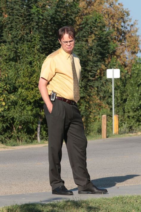 Love Rainn Wilson as Dwight!! I'll miss his show - but really looking forward to his spinoff! Dwight Schrute Outfit, Dwight And Michael Costume, Dwight Shrute Costume, Michael Scott Costume, Bee Costumes, Office Space Movie, Best Of The Office, Scranton Pennsylvania, Rainn Wilson