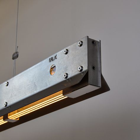 Ne_1200 is a hanging lamp. Its functionalist design will transcend eras and fashions. It consists of a Philips Led strip (2700K, 1600 Lumen) as well as 3 removable colored acrylic diffusers (several shades available on request). Lighting Equipment, Lampe Design, Wood Pallet Projects, Industrial Lamp, Industrial Lighting, Lighting System, Objects Design, Ceiling Light Fixtures, Neon Lighting