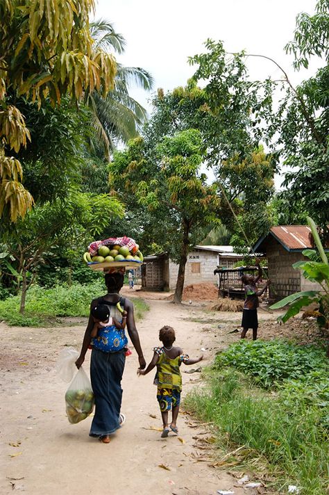 Look at all those mangoes! A strong mother in Sierra Leone. Photo by Annabel Symington. Africa Travel, West African Food, Africa Art, Tableau Art, African Countries, African Food, African Culture, People Of The World, Ivory Coast