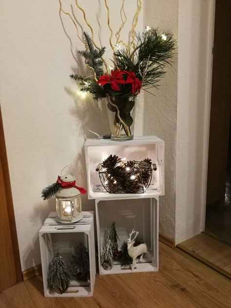 Wood crate decoIdeas Wooden Crate Christmas Ideas, Wooden Crate Christmas Decor, Christmas Crate Decor, Christmas Crates Ideas, Christmas Crate Ideas, Wooden Crates Christmas, Crate Decor, Decoration Vitrine, Handmade Christmas Decorations