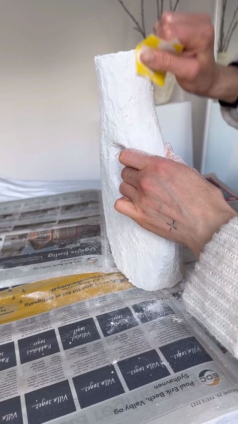 DIY home decor , DIY furniture, DIY , DIY hacks, home hacks, DIY tips, DIY ideas, #diy #design #decor #furniture credit to @diquinhasdaline on tiktok #InteriorInspo #in #Home #Unleashing #Decor #Creativity #Your #Kitchens #Living #Space #DIY Diy Big Vase Ideas, Cardboard Home Decor Diy Ideas, Diy Repurposed Items Upcycling, Diy Home Decor Projects Upcycling, Large Vase Diy, Anthropologie Home Diy, Diy Minimalist Decor, Paint Diy Ideas, Home Diy Projects On A Budget