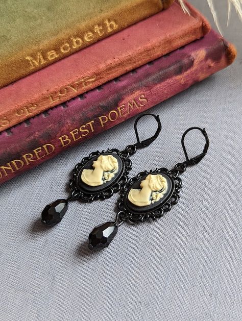 Gothic Victorian Jewelry, Dark Academia Jewelry, Dark Academia Vibes, Victorian Gothic Jewelry, Gothic Mode, Black Cameo, Earrings Gothic, Cameo Earrings, Black Earrings Dangle