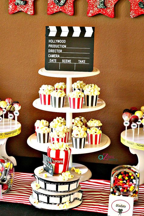 Movie Theatre Birthday Party, Movie Cupcakes, Deco Cinema, Hollywood Birthday Parties, Cinema Party, Hollywood Birthday, Movie Night Birthday Party, Movie Cakes, Movie Birthday Party