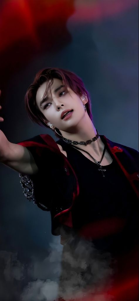 Hyunjin Face Mask, Hyunjin Cool, K Pop Women, Hyunjin Beautiful, Stay Kids Hyunjin, Hyunjin Hot Pics, K Pop Outfit Ideas, Hyunjin Photo, Cute Stray Kids