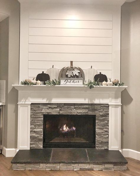 Farmhouse Fireplace Mantels, Design Camino, Fireplace Redo, Brick Fireplace Makeover, Shiplap Fireplace, Living Room Renovation, Fireplace Mantel Decor, Farmhouse Fireplace, Fireplace Remodel