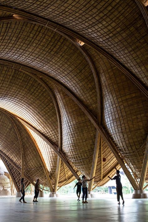 Green School Bali, Bali Architecture, Bamboo Roof, Detail Arsitektur, Bamboo Building, Bamboo Structure, Bamboo Architecture, Green School, Bamboo House