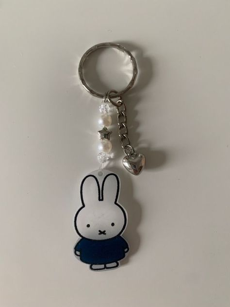 Shrinking Plastic Keychain, Diy Plastic Keychain, Shrink Dink Keychain, Shrinky Dink Keychain Ideas, Miffy Bracelet, Shrinks Dink Keychain, Keychain Ideas Beads, Cute Keychains For Backpacks, Shrinks Dink Ideas