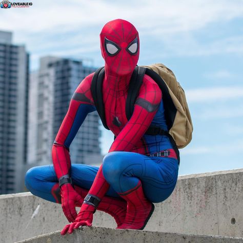 Jarryd Sheehan on Instagram: “You know this superhero thing can be tiring and stressful. I might take a lunch break! God I could go for some pizza right about now…” Spiderman Listening To Music, Spider Armor, Spider Cosplay, Dont Text And Drive, Spiderman Cosplay, Cosplay Boy, Halloween Men, Marvel Cosplay, Male Cosplay