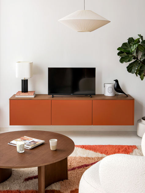 3 doors in Fauve matte lacquer and a natural Walnut top: that's all it took to give this Besta TV stand a new look. Simply hung on the wall, it allows for practical and elegant storage while adding a touch of colour to the living room.

Carpet by Them, table by NV Gallery, Lamps by The Socialite family, candle by Diptyque & bird by Vitra Besta Tv Unit, Living Room Storage Bench, Besta Tv, Tv Buffet, Tiles Bedroom, Plum Living, Ikea Kitchen Planner, Red Furniture, Floating Tv Stand