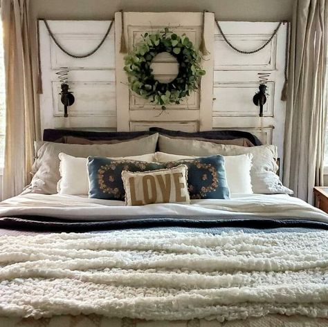 Old Bedroom Makeover, Vintage Door Headboard, Grandma Room, Headboards Diy, Headboard From Old Door, Upcycled Thrift, Farmhouse Bedroom Set, Old Bedroom, Creative Headboard