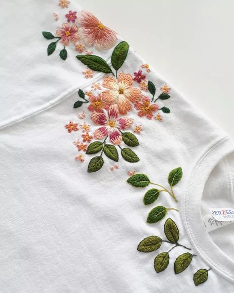 Embroidered Design Ideas, Embroidered Shirt Flowers, Floral Embroidery Patterns Shirt, Embroidered Top Diy, Hand Embroidery Tshirt, Embroidery On Tshirt, Hand Embroidered Tshirt, Cute Floral Embroidery T-shirt For Summer, Embroided Shirts