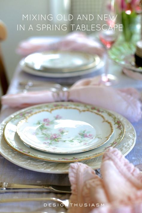 Pretty Spring Tablescape | How to mix vintage with new while breaking all the table setting rules | Designthusiasm.com French Table Setting, Country Table Settings, Kitchen Bars, French Farmhouse Table, Country Dinner, Vintage Table Setting, Parisian Decor, Country Interior Design, Ladies Luncheon