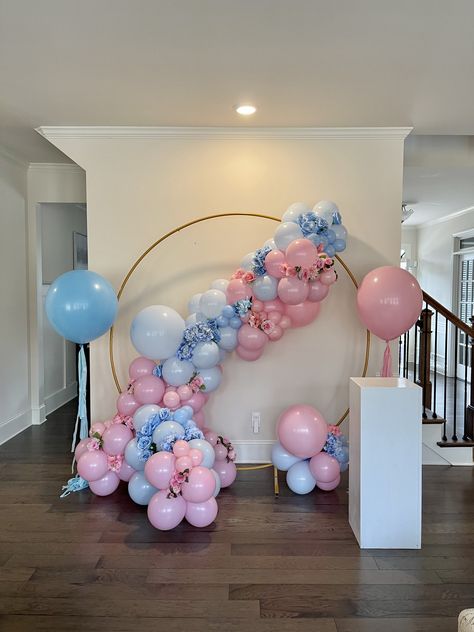 Gender reveal balloon arrangement design by @violet_event_design Gender Reveal Balloon Circle Arch, Circle Arch Gender Reveal, Gender Reveal Balloon Centerpieces, Allestimento Gender Reveal, Simple Gender Reveal Backdrop, Gender Reveal Balloon Arch, Gender Reveal Balloon Garland, Balloon Arrangement, Twin Gender Reveal