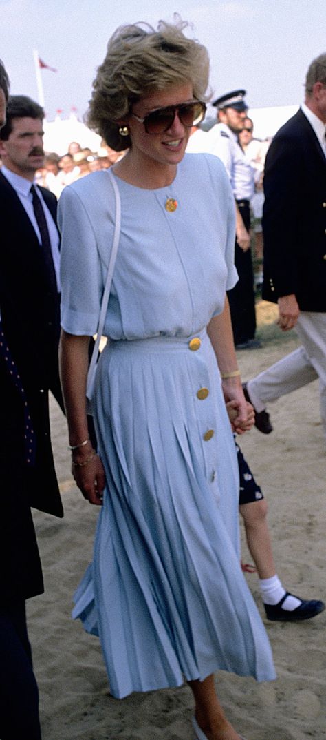 Princess Diana's Summer Style Was Way Ahead of Its Time Princess Diana Dresses, Princess Diana Fashion, Editorial Photos, Princess Diana Pictures, Polo Blouse, Princes Diana, Style Royal, Diana Fashion, Estilo Real