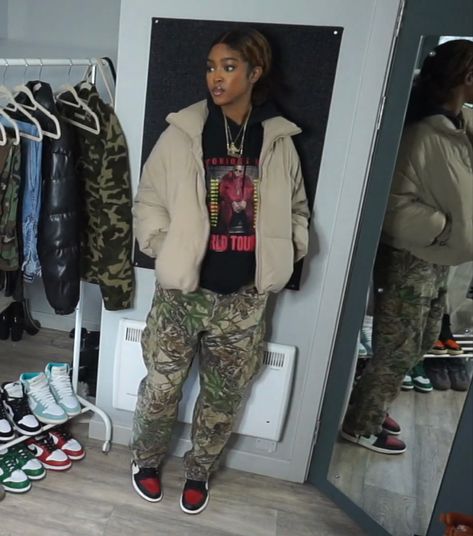 Hunter Cargo Pants Outfit, Hunter Pants Outfit, Nyc Winter Outfits Black Women, Army Pants Outfit Black Women, Camo Puffer Jacket Outfit, Camo Cargo Pants Outfit Street Style, Outfits With Camo Pants, Camo Pants Outfit Baddie, Camo Pants Streetwear