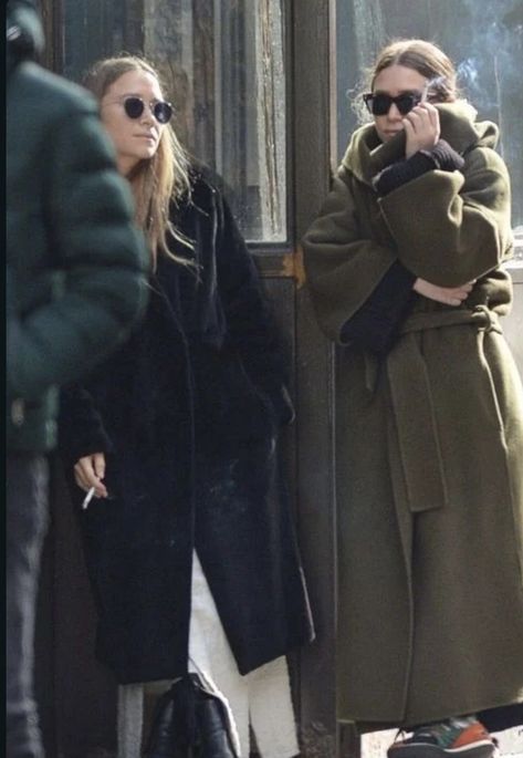 Olsen Winter Style, Mary Kate And Ashley Olsen Winter Style, Olsen Twins Winter Style, Olsen Twin Fashion, Mary Kate And Ashley Olsen Style 2024, Mary Kate And Ashley Olsen Aesthetic, Ashley Olsen Street Style, Mary Kate And Ashley Olsen Style, Olsen Twins Aesthetic