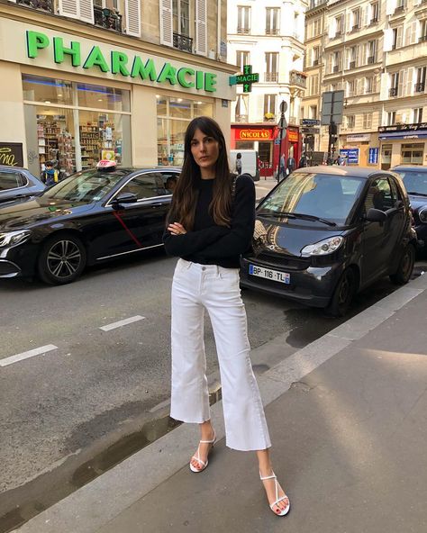 Hooligan Clothing, Leia Sfez, Paris Outfit Ideas, Jeans Heels Outfit, Jeans Trend, White Jeans Outfit, Jeans Outfit Women, Black Jeans Women, Cropped White Jeans