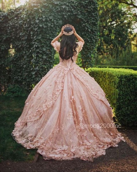 Quince Picture Ideas, Quinceañera Photoshoot Ideas, Quince Photoshoot Ideas, Quince Pictures, Sweet 16 Pictures, Rose Gold Quinceanera, Quinceanera Pictures, Quinceanera Dresses Gold, Quinceanera Pink