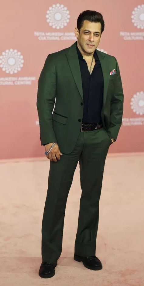 Salman Khan Suit Style, Srk In Suit, Salman Khan In Suit, Salman Khan Suit, Green Blazer Outfit Men, Unique Mens Wedding Suits, Animations Cartoon, Marvel 4k, Dark Green Coat