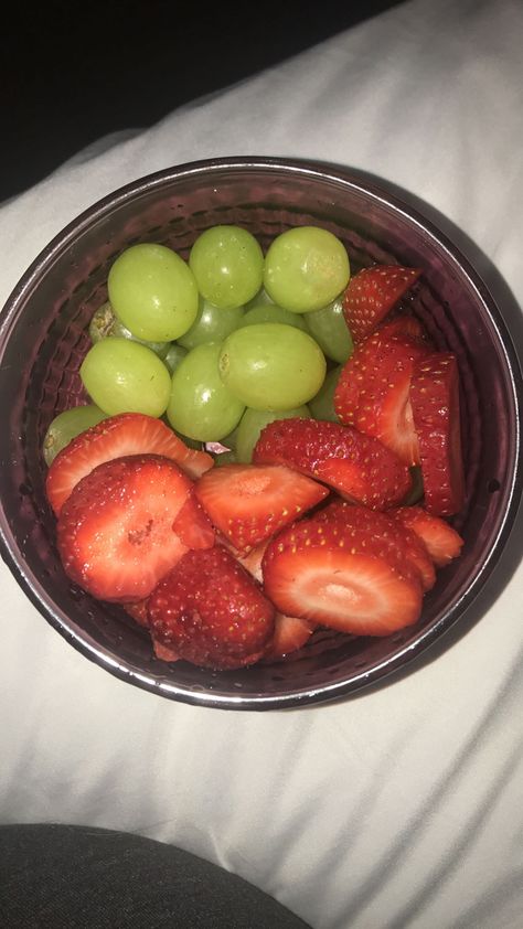 Strawberries and Green Grapes Grapes Snapchat, Grape Juice Aesthetic, Uva Aesthetic, Grapes Aesthetic Fruit, Green Grapes Aesthetic, Mojito Strawberry, Healthy Lunch Snacks, Food L, Healthy Food Inspiration