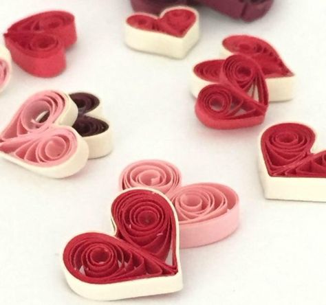 Quilled Hearts in Four Ways | Learn how to make different heart quilling designs. Use these DIY embellishments for tons of crafts. Art Quilling, Paper Quilling Patterns, Quilled Paper Art, Quilled Creations, Quilling Tutorial, 3d Quilling, Quilling Craft, Quilling Techniques, Quilling Paper Craft