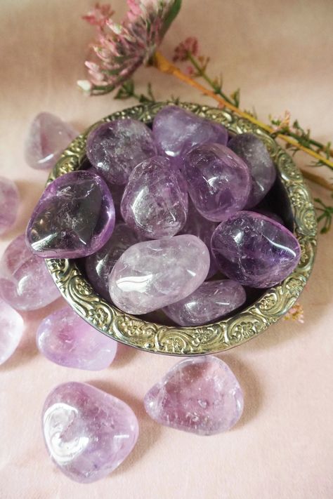 Purple Stones Crystals, Minerals Crystals Stones, Purple Color Palettes, Amethyst Tumbled, Iphone Lockscreen Wallpaper, Crystal Aesthetic, Crystal Goddess, Spiritual Crystals, Protection Crystals