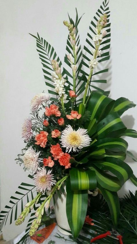 Fresh flowers arrangement Artificial Vertical Garden, Artificial Green Wall, Tropical Floral Arrangements, Tropical Flower Arrangements, Artificial Plants Decor, Altar Flowers, Artificial Plants Indoor, Artificial Plant Wall, Large Flower Arrangements