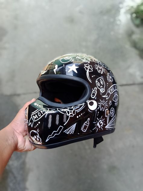 Helmet Painting Ideas, Painted Bike Helmet, Painted Motorcycle Helmets, Helmet Aesthetic, Custom Bike Helmets, Painted Helmet, Motorcycle Helmet Decals, Custom Helmet Paint, Helmet Painting