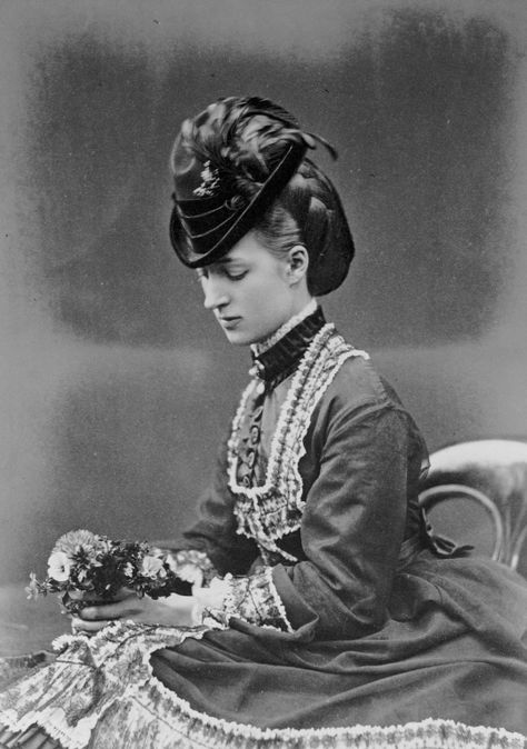 Portrait photograph of the Princess of Wales (1844-1925), later Queen Alexandra, 1870 Marie Feodorovna, Princess Alexandra Of Denmark, Queen Victoria Family, Alexandra Of Denmark, Alexandra Feodorovna, Queen Alexandra, Reine Elizabeth Ii, Victorian Hats, John Brown