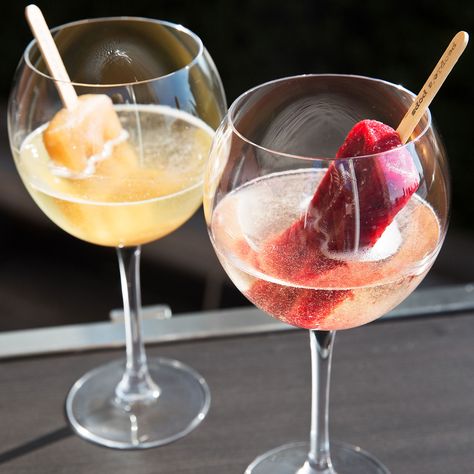 Spring may start in March, but it starts to really feel official in April. And to herald the season, NYC's Loopy Doopy Rooftop Bar is bringing back its popular prosecco popsicles, a gsimple, yet brilliant, combination of prosecco and ice pops. Cointreau Cocktail, Campari Cocktail, Ice Lolly Recipes, Popsicle Cocktail, Raspberry Cocktail, Prosecco Cocktails, Sazerac, Summer Cocktail, Ice Pops