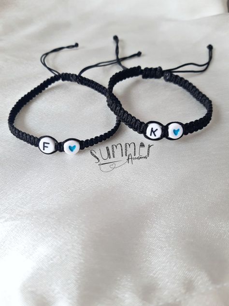 Pulseras tejidas de hilo chino y cuentas de acrilico. Pulseras Aesthetic, Pixel Drawing, Boys Jewelry, Fashion Vocabulary, Diy Valentines Gifts, Bracelets Handmade Beaded, Cute Little Things, Aesthetic Grunge, Valentines Diy