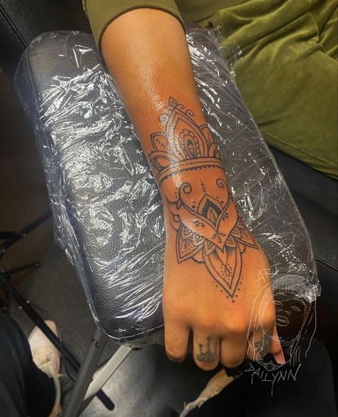 Henna Hand Tattoos, Tattoos Black Women, 2023 Pedicure, Aesthetic Tattoo Ideas, 15 Aesthetic, Mandala Hand Tattoos, Arm Sleeve Tattoos For Women, Henna Inspired Tattoos, Henna Hand