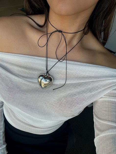 Heart Neckless, Choker Outfit, Big Heart Necklace, New Year Jewelry, Silver Outfits, Necklace Outfit, Heart Choker Necklace, Y2k Necklace, Heart Necklaces