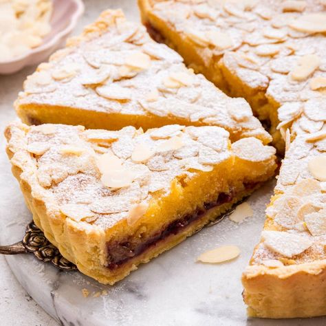 Traditional Bakewell Tart Mary Berry Bakewell Tart, Bakewell Pudding, Bakewell Tart Recipe, Cherry Bakewell Tart, Almond Tart Recipe, Blueberry Bundt, Almond Desserts, Turtle Brownies, Vegetable Tart